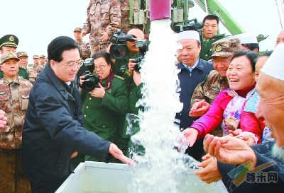 胡锦涛在宁夏考察西部大开发手捧清水品尝