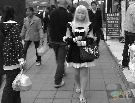 17岁女孩穿日本动漫女仆装逛街(组图)