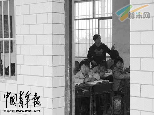 邵东县一乡镇小学里，代课教师正在给孩子们上课。本报记者 王梦婕摄