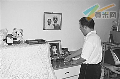 去年8月3日，药庆卫在西安的家中，桌上摆放着自己儿子药家鑫的遗像。本报资料图片 孔璞 摄