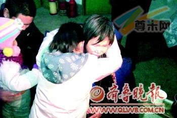 刘淑萍(右)与丈夫、女儿、儿子一家团聚。